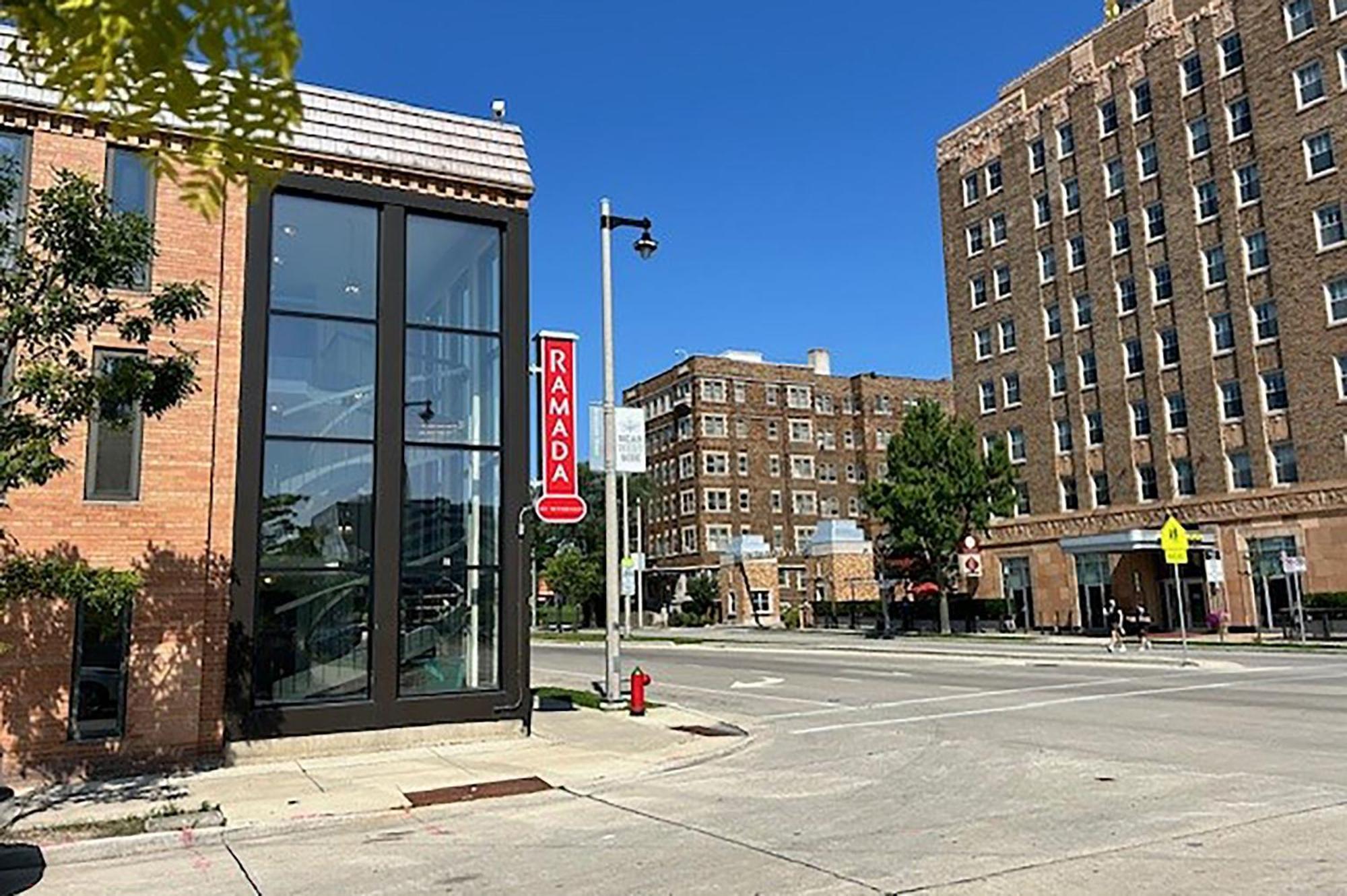 Ramada By Wyndham Milwaukee Hotel Exterior foto