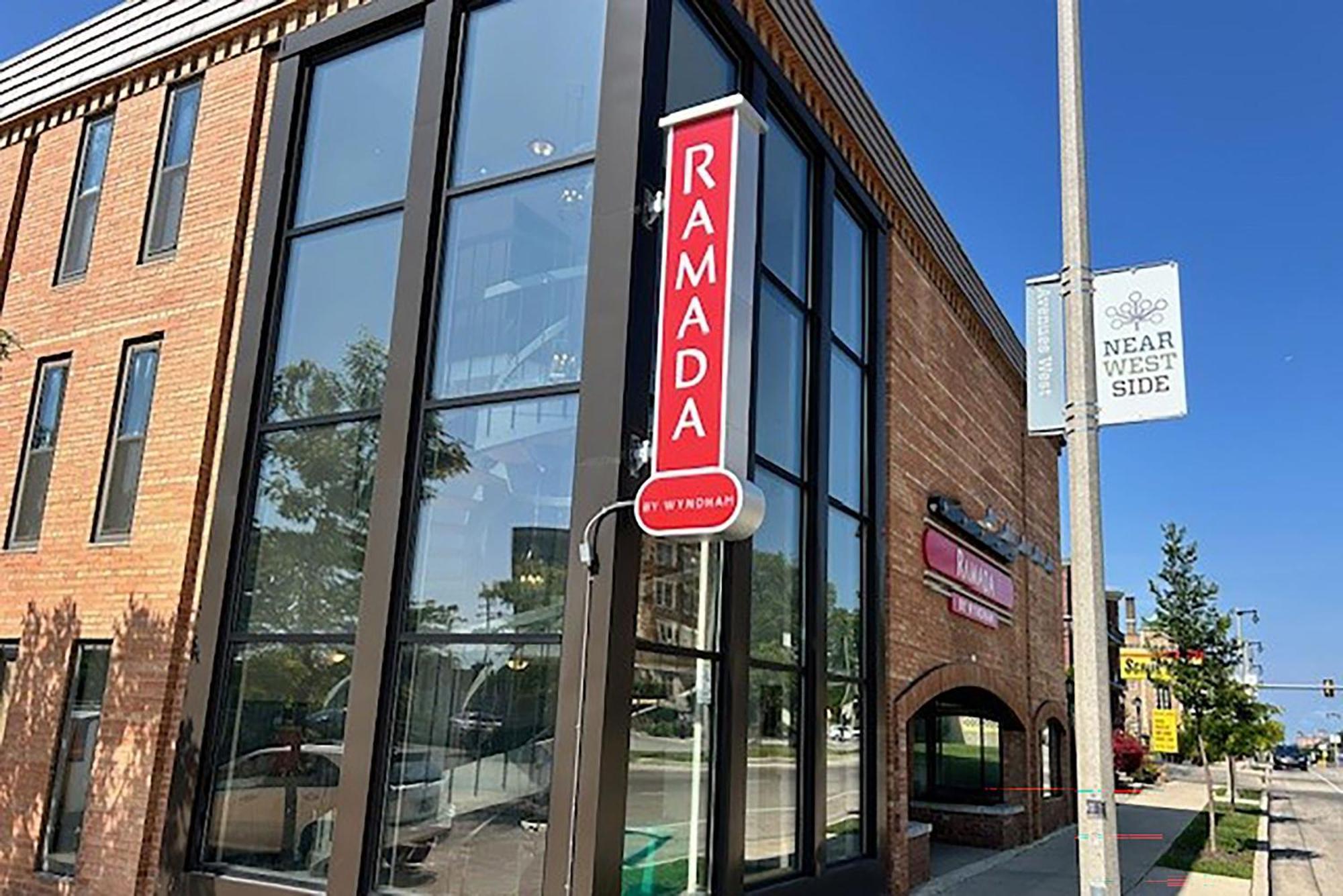 Ramada By Wyndham Milwaukee Hotel Exterior foto
