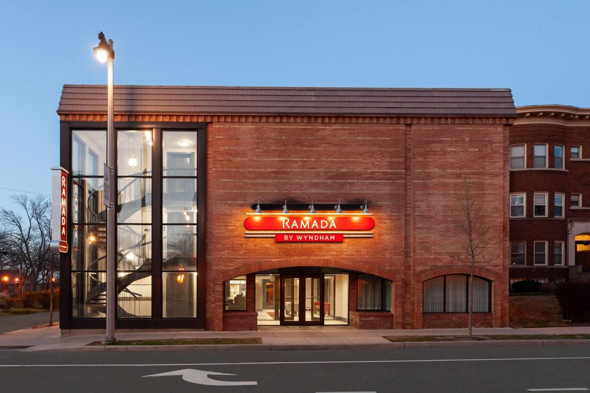 Ramada By Wyndham Milwaukee Hotel Exterior foto