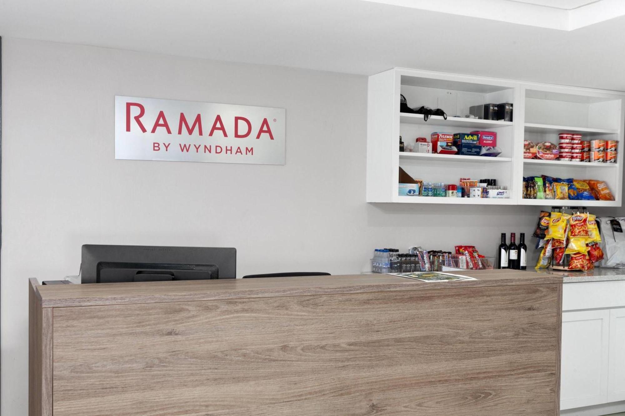 Ramada By Wyndham Milwaukee Hotel Exterior foto