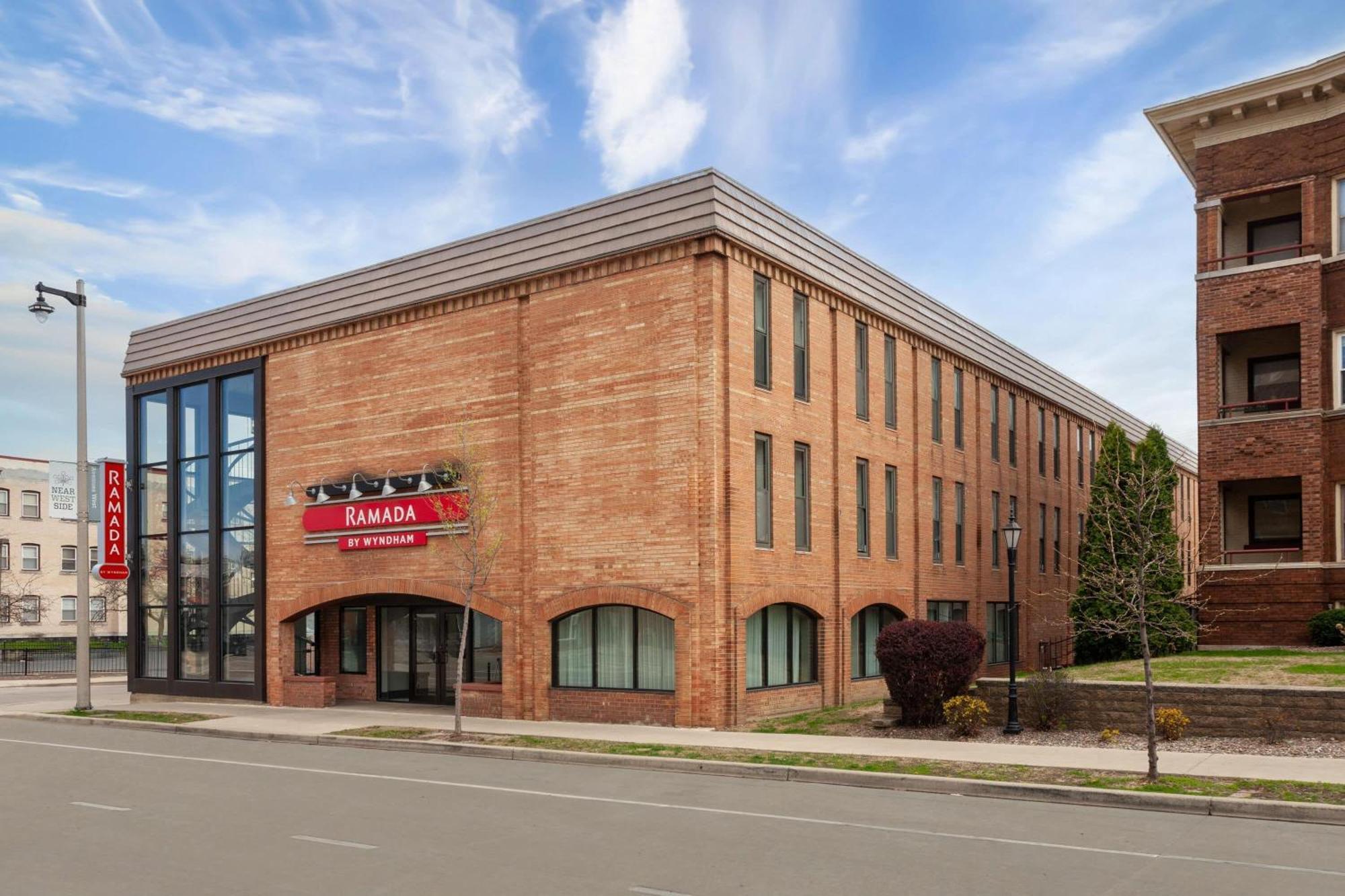 Ramada By Wyndham Milwaukee Hotel Exterior foto
