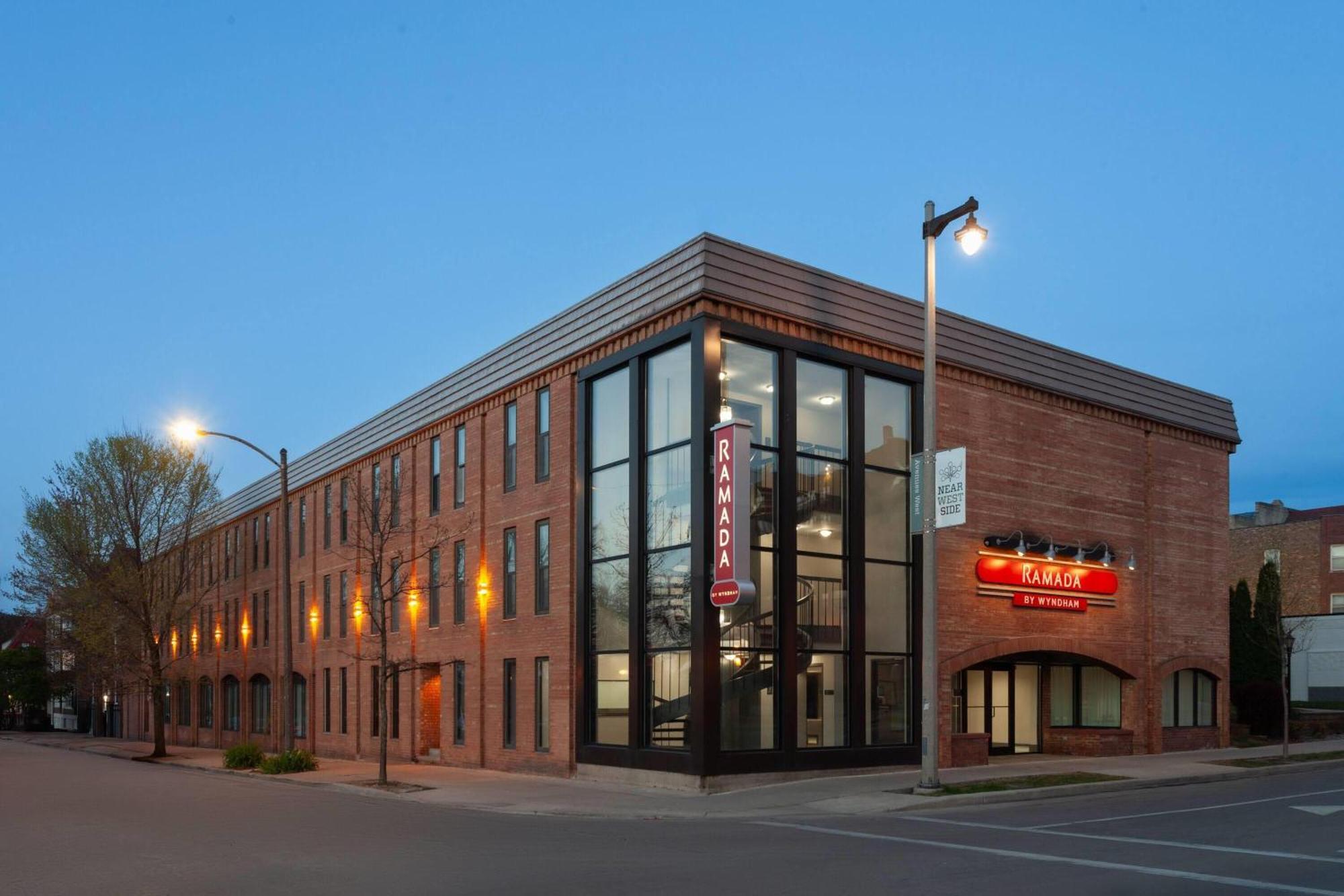 Ramada By Wyndham Milwaukee Hotel Exterior foto