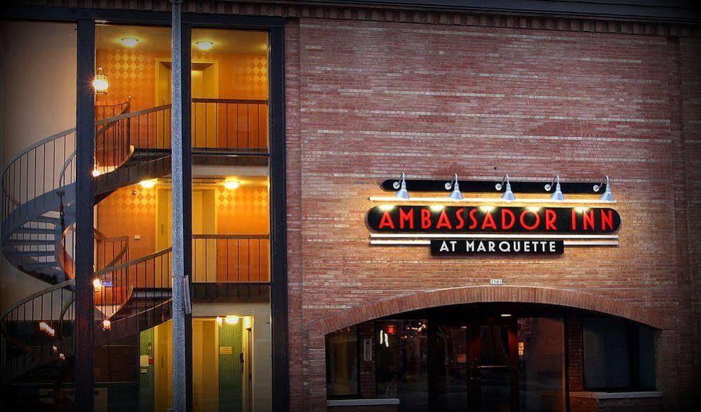 Ramada By Wyndham Milwaukee Hotel Exterior foto